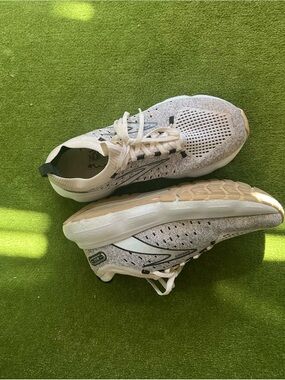 Brooks Stealth foot white knit running shoes
